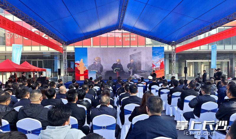 观看火情处理视频。 观看火情处理视频。