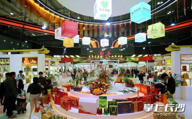3500余家农业企业的产品琳琅满目，农博会上满眼新奇特。 均为长沙晚报全媒体记者贺文兵摄