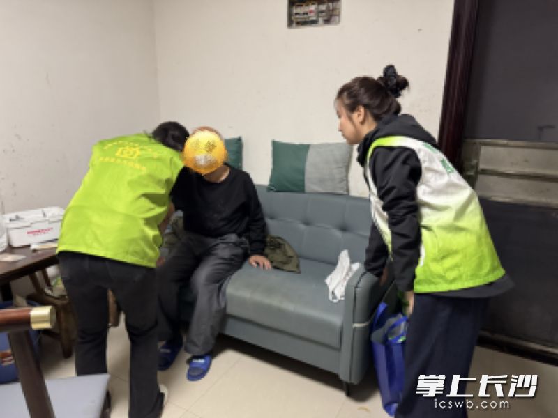 社工上门为一级视力残疾老人王爹服务。  长沙晚报通讯员 黄维为 供图