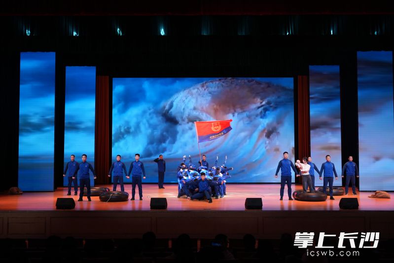 舞蹈《逆行·破浪》。