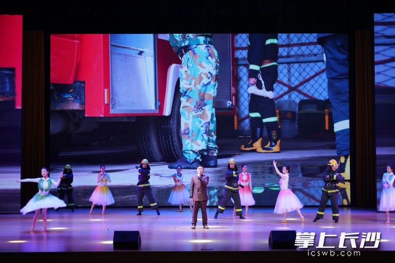 情景音诗舞《守护者之光》艺术再现了消防员“冲锋在前、不畏艰险”的可贵品质。