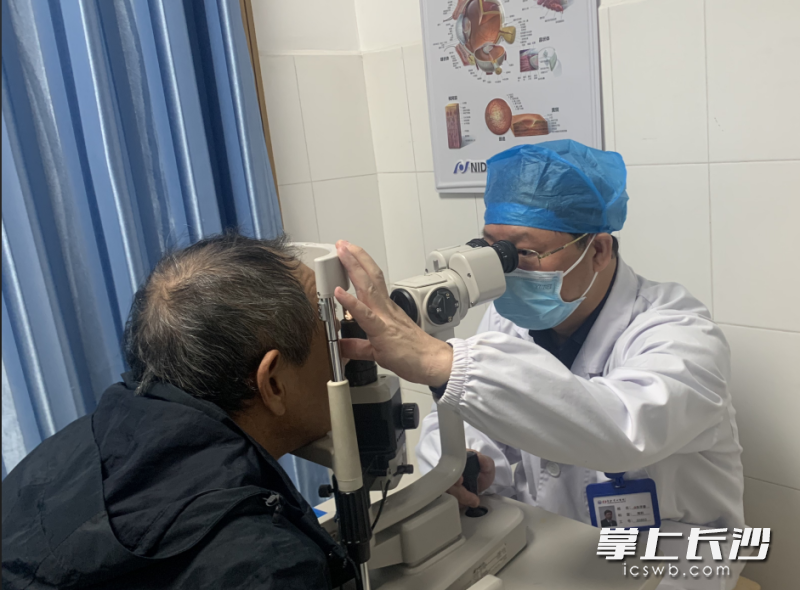 医生在为老年患者做眼部相关检查。