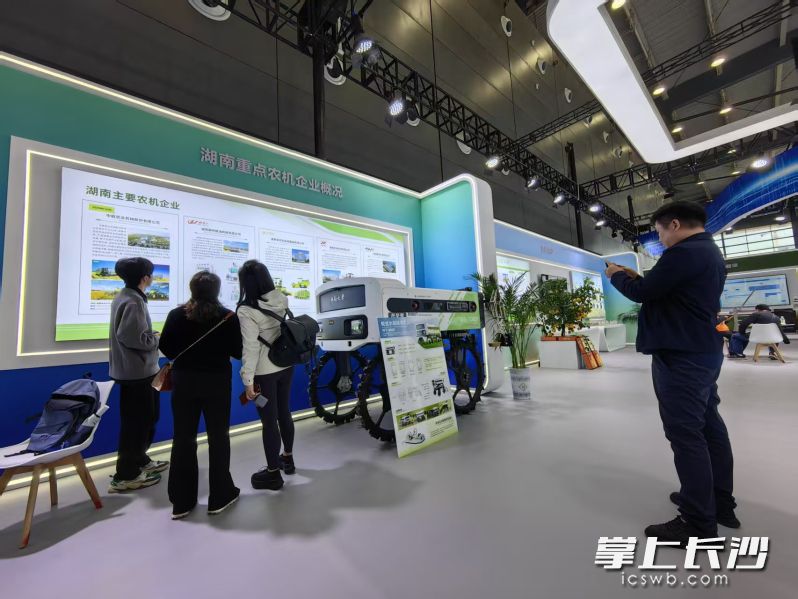 新质生产力展区,浮水式水稻除草机器人引起很多观众的兴趣。 新质生产力展区,浮水式水稻除草机器人引起很多观众的兴趣。