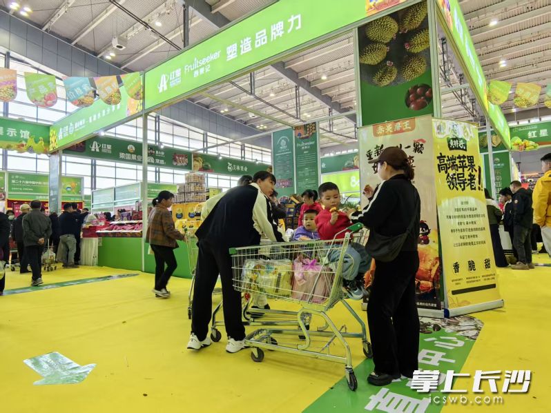 第二十六届中国中部(湖南)农业博览会开展首日人气很旺。 均为长沙晚报全媒体记者彭放摄 第二十六届中国中部(湖南)农业博览会开展首日人气很旺。 均为长沙晚报全媒体记者彭放摄