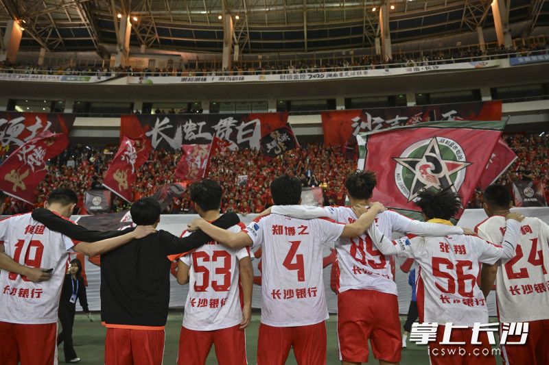 长沙队在贺龙体育场主场对阵益阳队。 均为长沙晚报全媒体记者黄启晴、余劭劼摄 长沙队在贺龙体育场主场对阵益阳队。 均为长沙晚报全媒体记者黄启晴、余劭劼摄