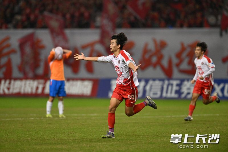 第79分钟,替补上场的长沙队59号马子宜门前补射破门,比分变为2比0。图为马子宜进球后庆祝。 第79分钟,替补上场的长沙队59号马子宜门前补射破门,比分变为2比0。图为马子宜进球后庆祝。