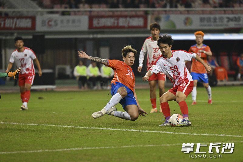 湘超长沙队主场对战益阳队的比赛中第82分钟,长沙队59号马子宜中路补射再度破门瞬间。长沙晚报全媒体记者 余劭劼 摄 湘超长沙队主场对战益阳队的比赛中第82分钟,长沙队59号马子宜中路补射再度破门瞬间。长沙晚报全媒体记者 余劭劼 摄