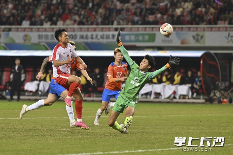 7号刘沛林插上,一脚端射破门,帮助长沙队1比0领先。 7号刘沛林插上,一脚端射破门,帮助长沙队1比0领先。