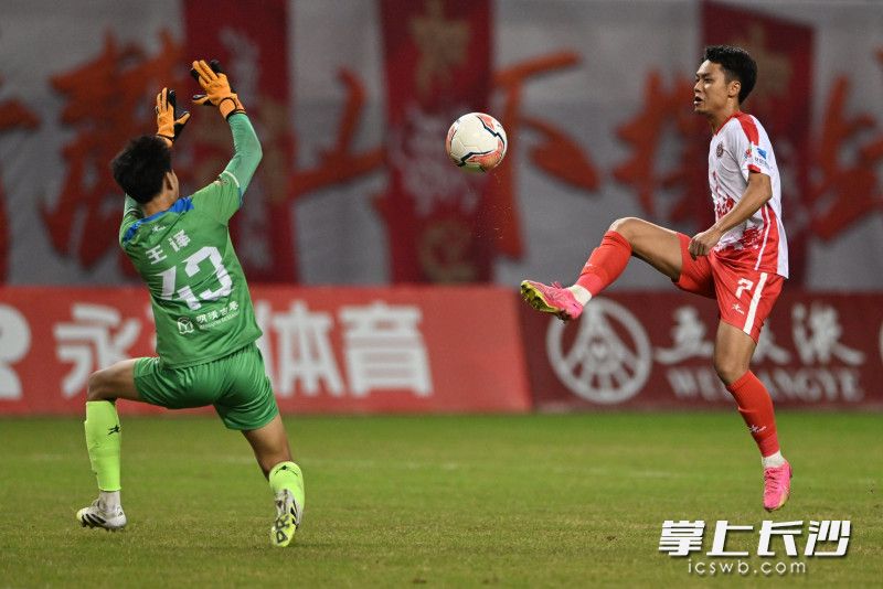 7号刘沛林插上,一脚端射破门,帮助长沙队1比0领先。 7号刘沛林插上,一脚端射破门,帮助长沙队1比0领先。