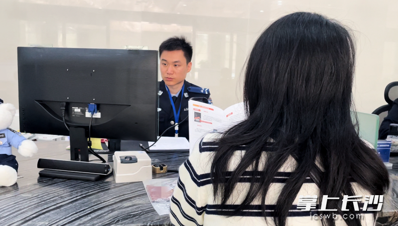 办理业务的市民正在查看反诈宣传册。 均为长沙晚报全媒体记者张洋子摄 办理业务的市民正在查看反诈宣传册。 均为长沙晚报全媒体记者张洋子摄