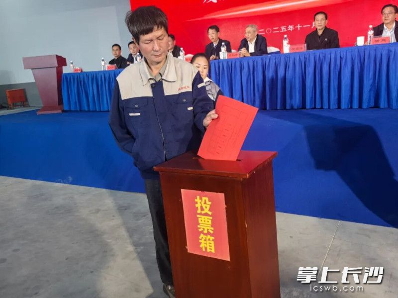 残疾职工投出宝贵的一票。