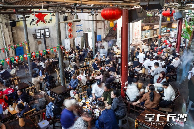 东茅街茶馆人气旺盛。 东茅街茶馆人气旺盛。