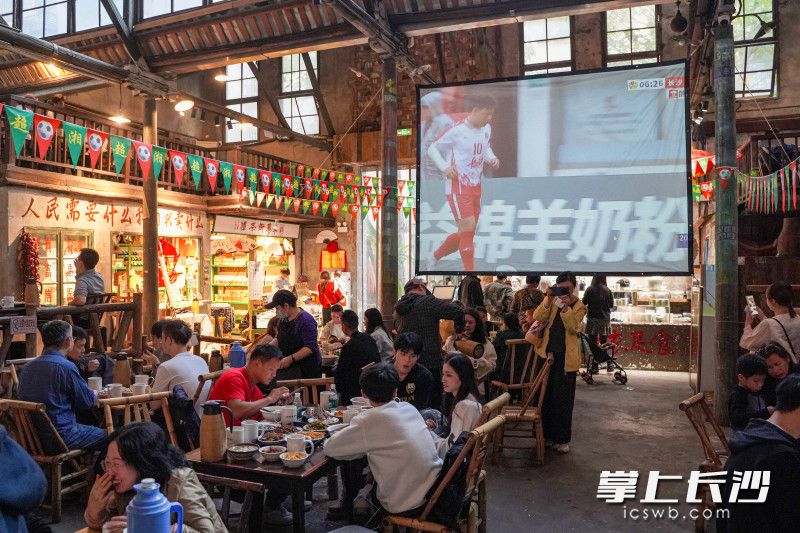 14日,东茅街茶馆内,“湘超”联赛直播通过投屏的方式放映在大荧幕上,吸引了大伙的目光。 均为长沙晚报全媒体记者刘晓敏摄 14日,东茅街茶馆内,“湘超”联赛直播通过投屏的方式放映在大荧幕上,吸引了大伙的目光。 均为长沙晚报全媒体记者刘晓敏摄