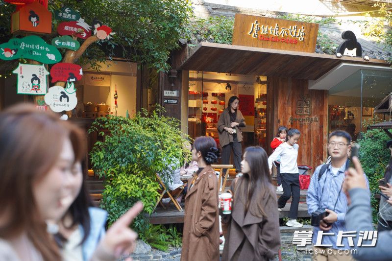 白果园历史文化街区内游人如织。 白果园历史文化街区内游人如织。