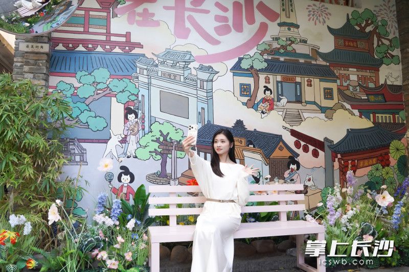 在白果园历史文化街区,一位游客正在拍照打卡。 在白果园历史文化街区,一位游客正在拍照打卡。