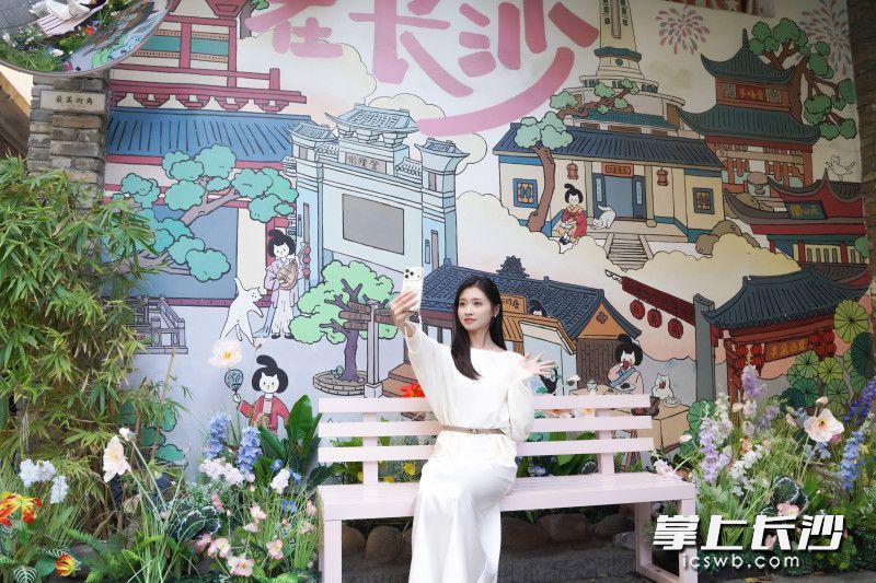 在白果园历史文化街区,一位游客正在拍照打卡。 在白果园历史文化街区,一位游客正在拍照打卡。