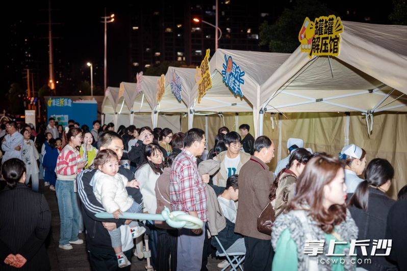 活动现场，人气高涨。