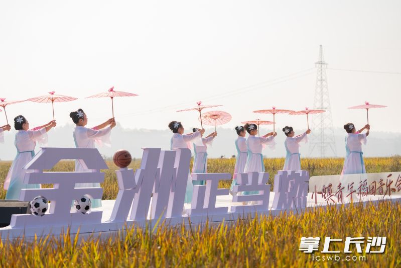 群众表演美仑美奂。 群众表演美仑美奂。