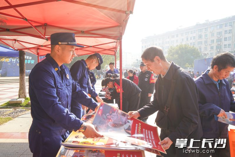 向市民发放宣传资料。