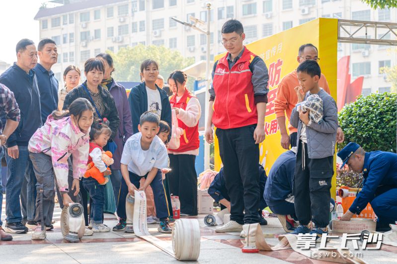 市民进行互动体验。
