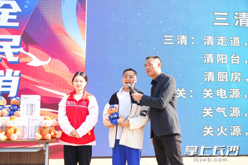 观众现场答题，学习消防知识。 均为长沙晚报通讯员 刘雅莉 供图
