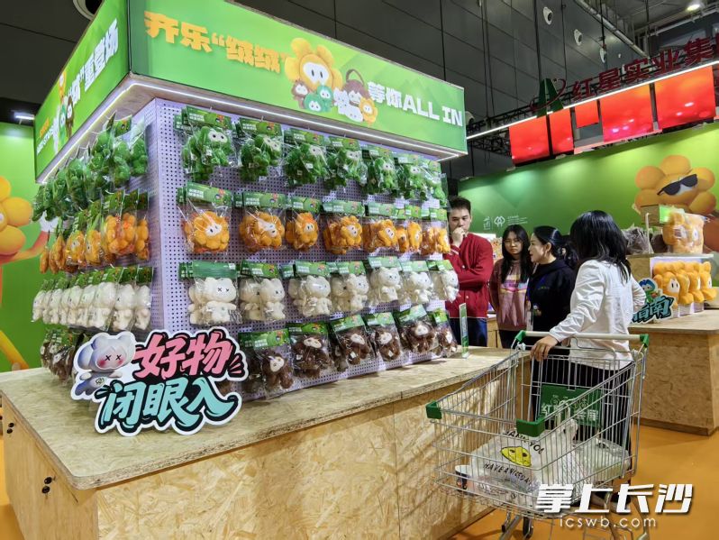 “农博天团”文创产品，吸引了很多年轻人。