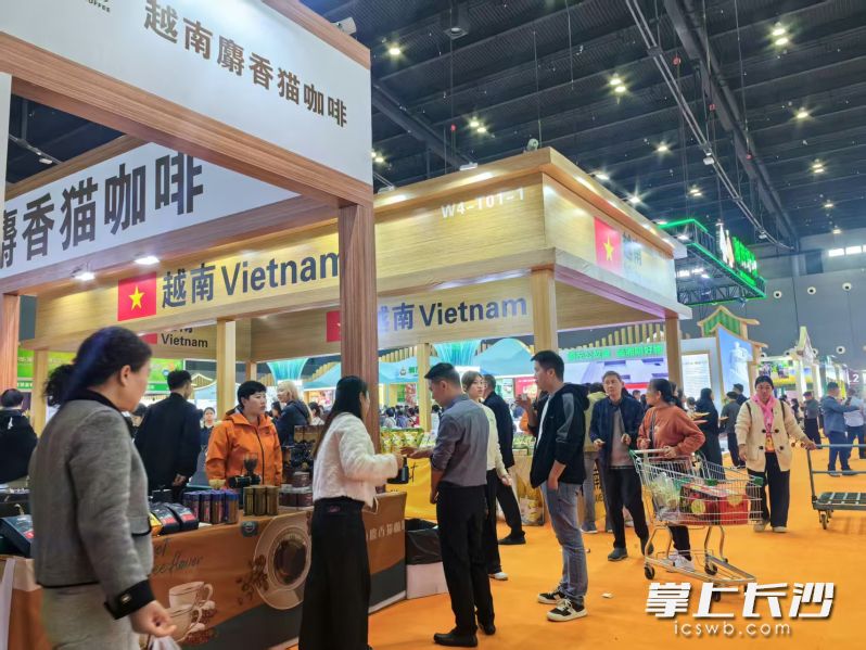 中部农博会现场人潮涌动。   均为长沙晚报全媒体记者 彭放 摄