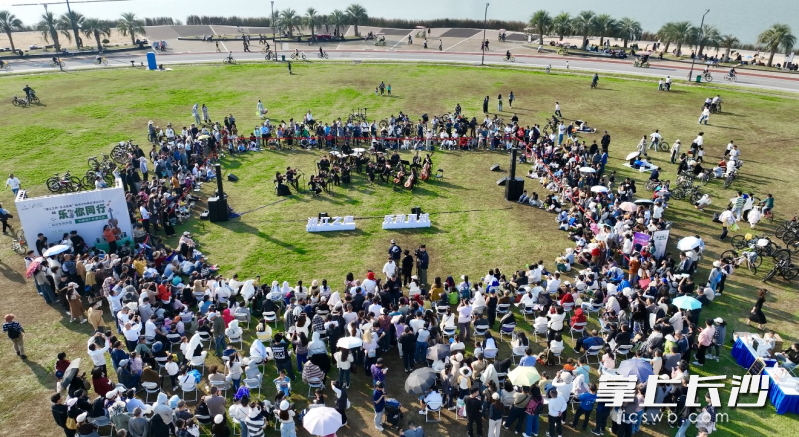 音乐会吸引了大批市民驻足聆听。