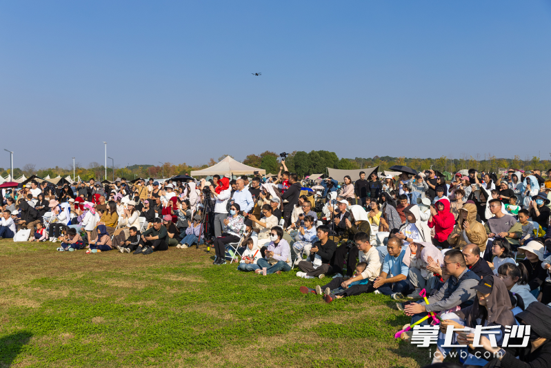 很多家长带着孩子一起来领略交响乐这种高雅艺术。