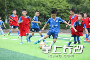 东郡小学足球队的足球小将们尽情享受足球带来的快乐。资料图片 东郡小学足球队的足球小将们尽情享受足球带来的快乐。资料图片