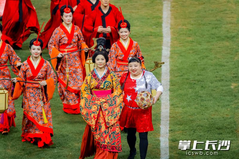 得乐社笑星何晶晶以“辛追闺蜜”的趣味身份现身,逗笑全场。 得乐社笑星何晶晶以“辛追闺蜜”的趣味身份现身,逗笑全场。