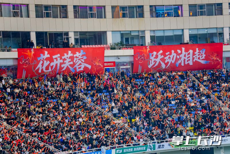 14日晚,湘超现场,长沙队主场对战益阳队的比赛中,芙蓉区承办了赛事暖场表演。除署名外,照片均为长沙晚报全媒体记者 陈焕明 通讯员 李泠萱 摄影报道 14日晚,湘超现场,长沙队主场对战益阳队的比赛中,芙蓉区承办了赛事暖场表演。除署名外,照片均为长沙晚报全媒体记者 陈焕明 通讯员 李泠萱 摄影报道