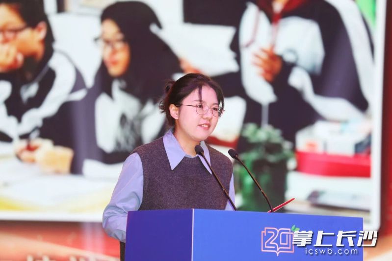 优秀校友肖至俏作为代表发言,分享了自己的成长故事。 优秀校友肖至俏作为代表发言,分享了自己的成长故事。