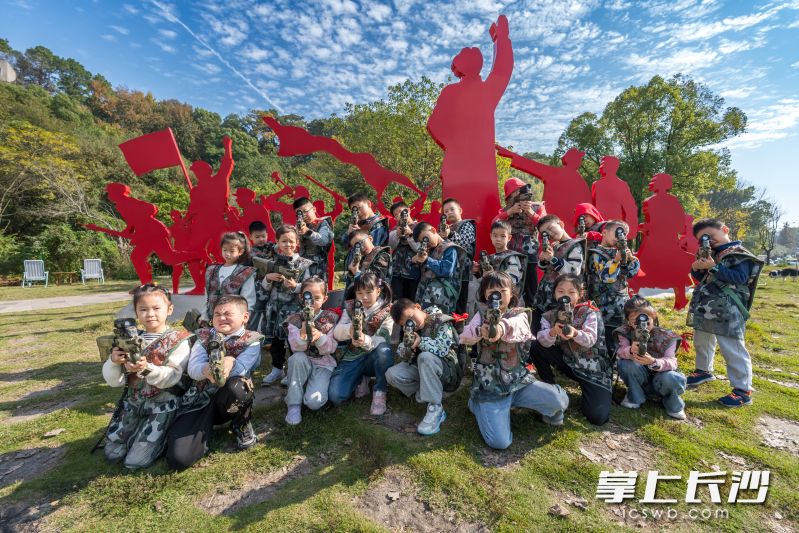 南郊公园，来自军区社区的20余名青少年化身“小战士”，开启了一场沉浸式的国防教育之旅。 均为长沙晚报全媒体记者陈飞摄