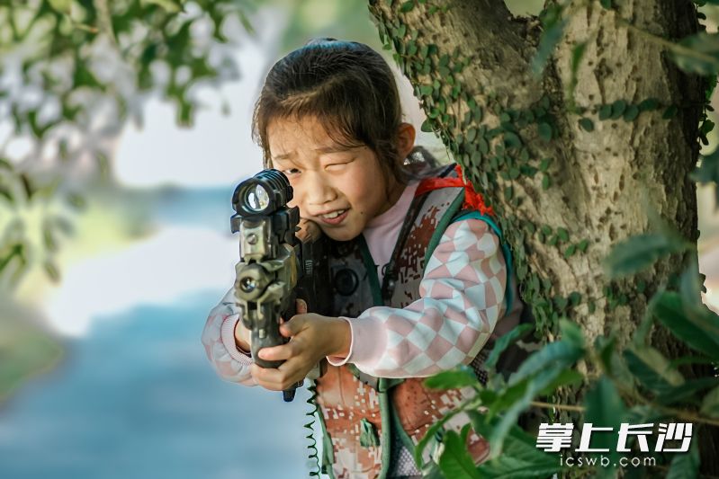 “CQB实战战术对抗”中，队员们灵活运用地形，交替掩护、突击攻坚。