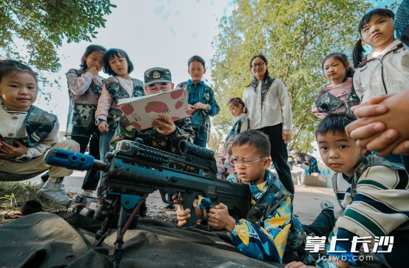 教官对少年们进行基础战术指导。