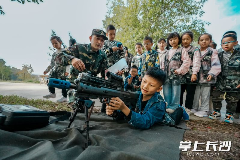 “激光打靶训练”环节，在教练的指导下，小战士们迅速掌握要领，卧倒、瞄准、击发，动作一气呵成。