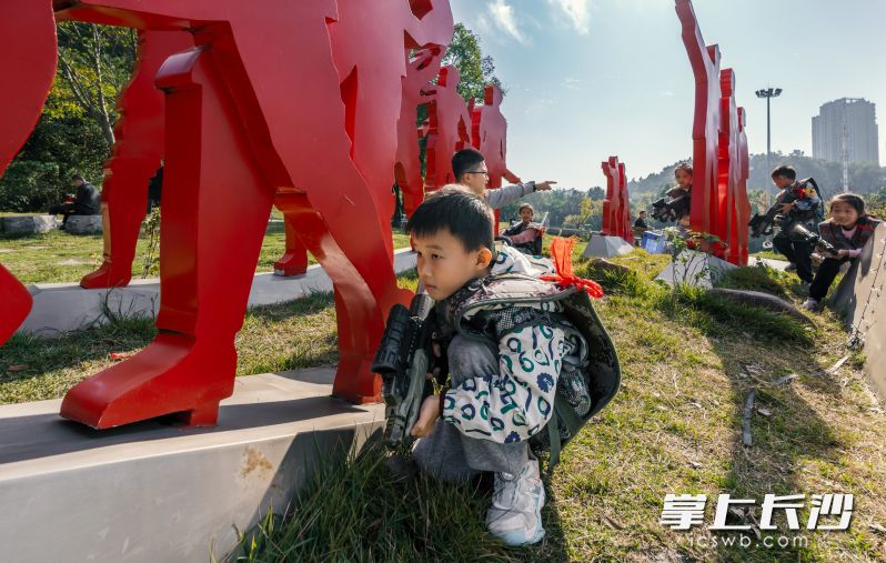 “CQB实战战术对抗”将活动推向高潮。红蓝双方在模拟战场展开激烈交锋。 