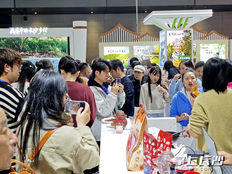 今日,农博会长沙馆,购物的市民纷至沓来,人气爆棚。 均为长沙晚报全媒体记者贺文兵摄 今日,农博会长沙馆,购物的市民纷至沓来,人气爆棚。 均为长沙晚报全媒体记者贺文兵摄