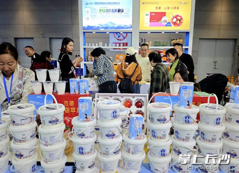 逛展市民在西藏山南展馆选购髙原好物。 均为长沙晚报全媒体记者贺文兵摄 逛展市民在西藏山南展馆选购髙原好物。 均为长沙晚报全媒体记者贺文兵摄