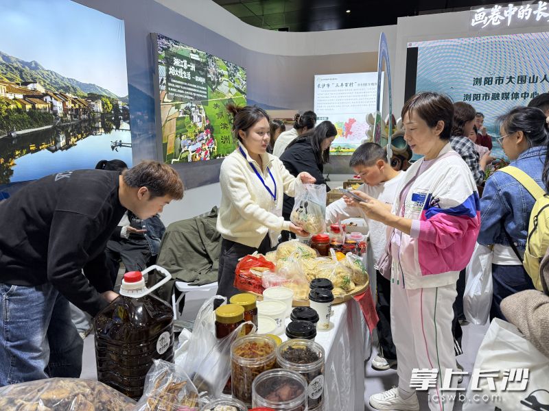 谢仁杰带来的“非遗名品”白沙豆腐备受追捧。 均为长沙晚报全媒体记者黄汝兮摄 谢仁杰带来的“非遗名品”白沙豆腐备受追捧。 均为长沙晚报全媒体记者黄汝兮摄