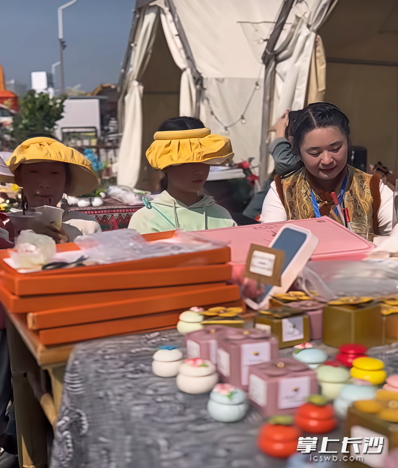 小小摊主现场学吆喝。