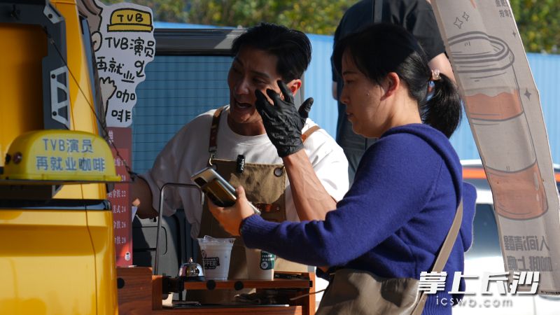 姚亦澧（左）给客人用心做咖啡。 均为长沙晚报全媒体记者李卓摄