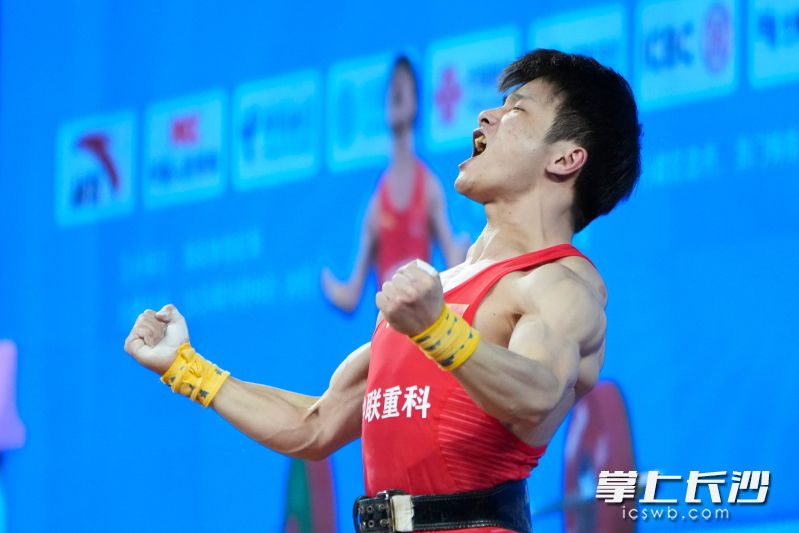 邹伟斌最后一把试举成功后庆祝。