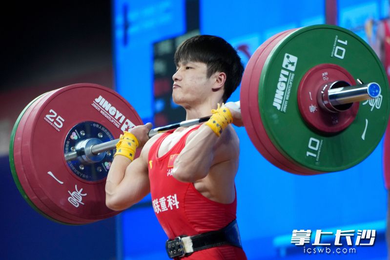 邹伟斌在挺举比赛中。 除署名外均为新华社发