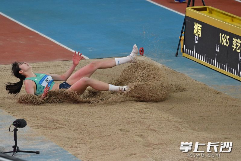 李艺最终跳出13米92，获得亚军。 长沙晚报特派全媒体记者 王志伟 摄