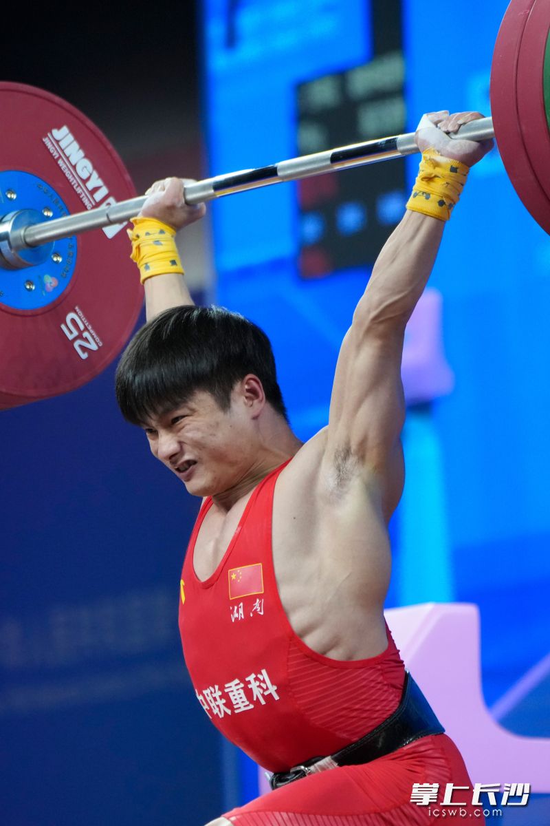 邹伟斌在挺举比赛中。