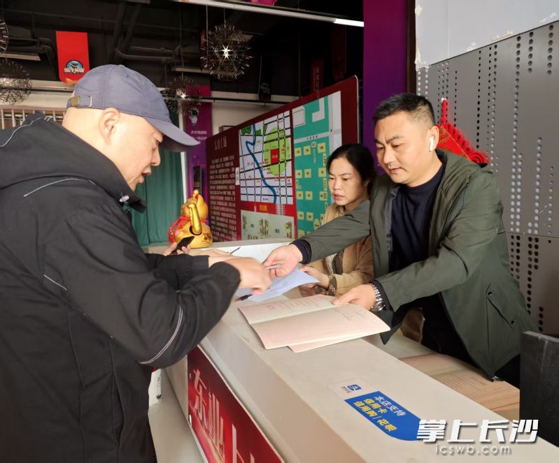 近日,在东业上城・嘉苑小区产权证办理服务点,业主们拿到期盼已久的不动产权证书。 均为通讯员供图 近日,在东业上城・嘉苑小区产权证办理服务点,业主们拿到期盼已久的不动产权证书。 均为通讯员供图