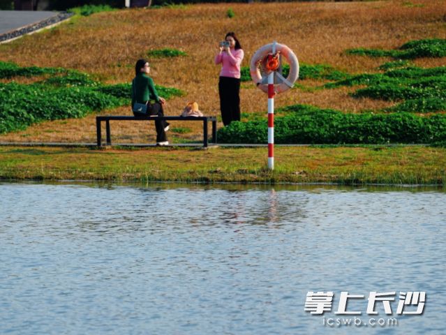 即将上演天气“冷暖大逆转”,市民朋友及时调整着装。 长沙晚报全媒体记者 舒元臻 摄 即将上演天气“冷暖大逆转”,市民朋友及时调整着装。 长沙晚报全媒体记者 舒元臻 摄