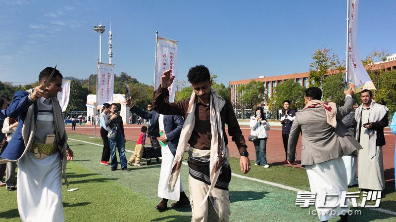 载歌载舞，不同的文化在这里相互交融。